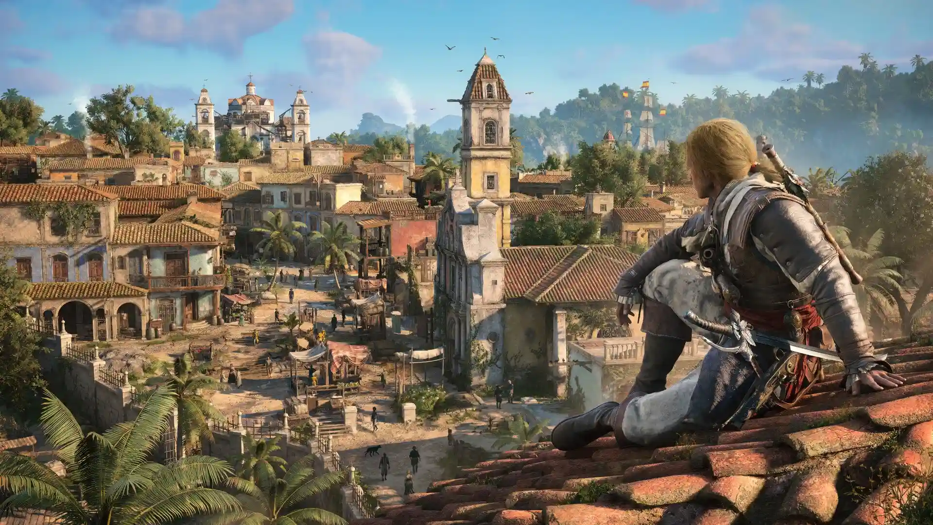 Assassin’s Creed IV: Black Flag’den bir sahnede Edward Kenway, kılıçları ve korsan ekipmanlarıyla kiremit çatının üzerinde otururken palmiye ağaçları, kilise kuleleri, renkli kolonyal yapılar ve hareketli sokaklarla çevrili şehri yukarıdan izliyor.