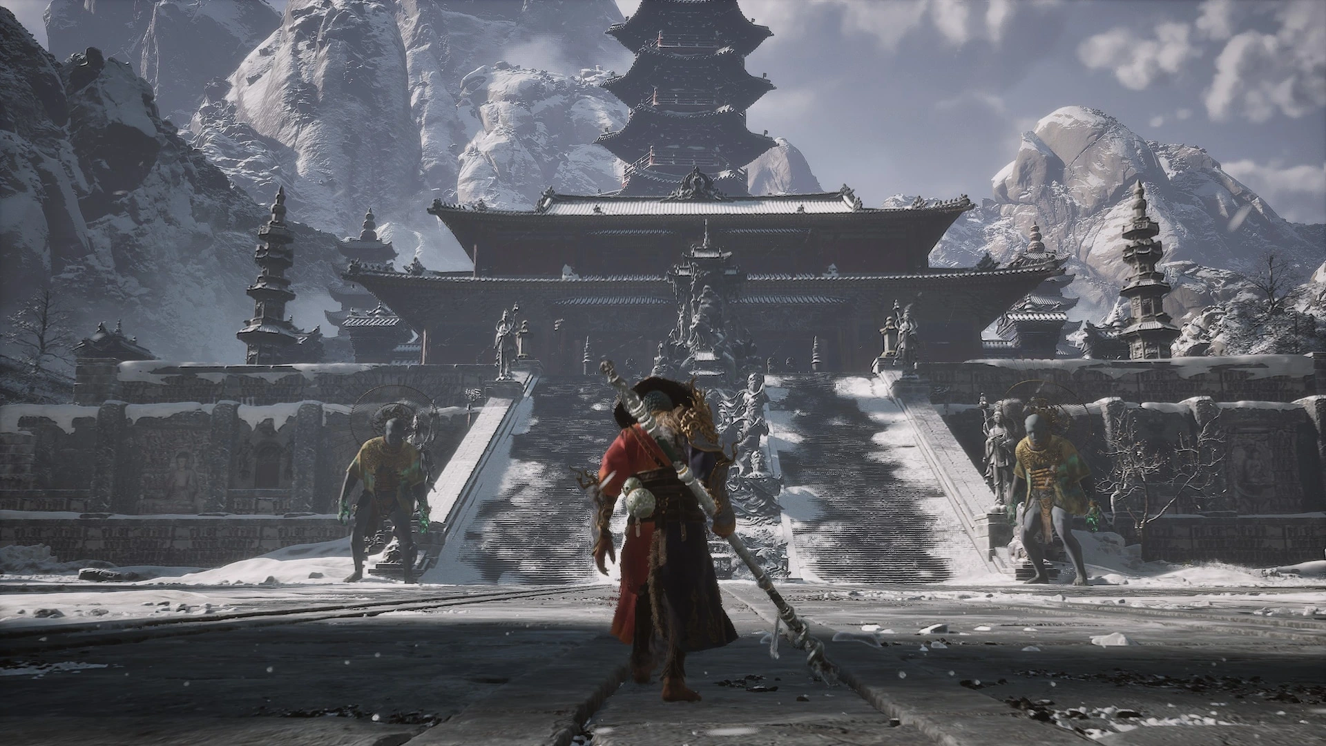 Black Myth: Wukong oyunu, karlı bir manzara içinde eski tapınağın önünde Sun Wukong muhafızlara doğru arkası dönük yürüyor