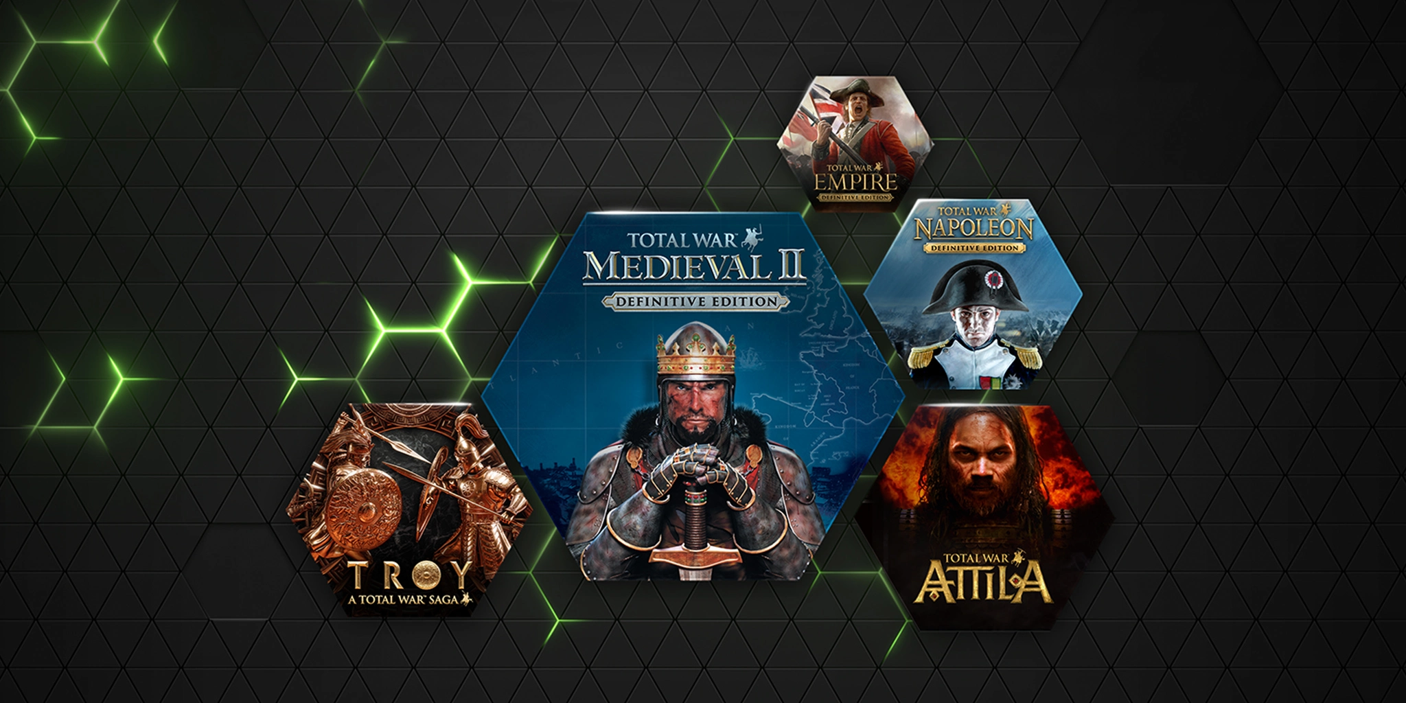 Altıgen içi görsellerde Total War: Medieval II’nin zırhlı kralı, Empire’ın kırmızı ceketli askeri, Napoleon, Attila’nın yüzü ve Troy’un savaşçıları yer alıyor. Arka plan siyah ve yeşil ışıklarla NVIDIA GeForce Now temasında.