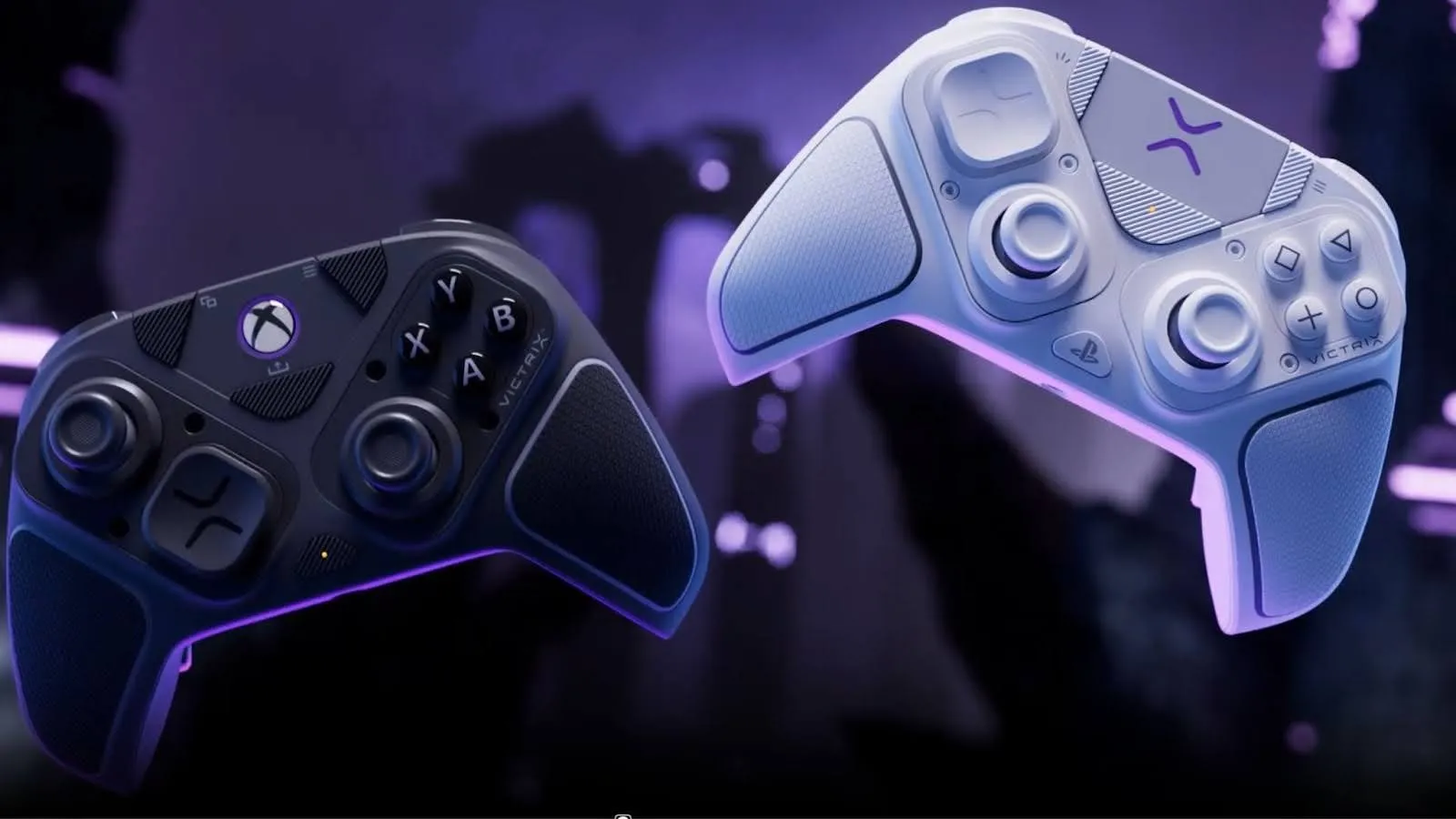 Mor ve mavi ışıklarla aydınlatılmış karanlık bir ortamda, yan yana duran Xbox ve PlayStation uyumlu iki farklı oyun kumandası. Görsel, farklı platformlar arasında oyun deneyimini ve crossplay özelliğini temsil ediyor.