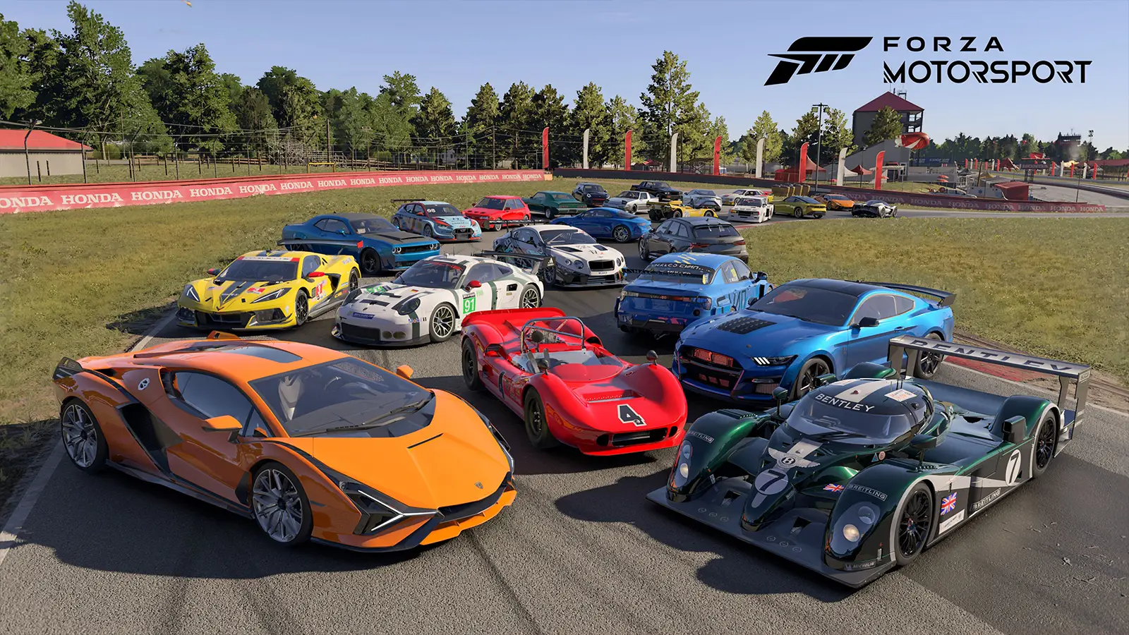 Görselde, Forza Motorsport’un gerçekçiliğiyle dikkat çeken farklı segmentlerden yarış arabaları pistte sıralanmış. Güneşli bir günde yapılan bu hazırlık sahnesi, oyunculara hem görsel şölen hem de yüksek hız vaat ediyor.