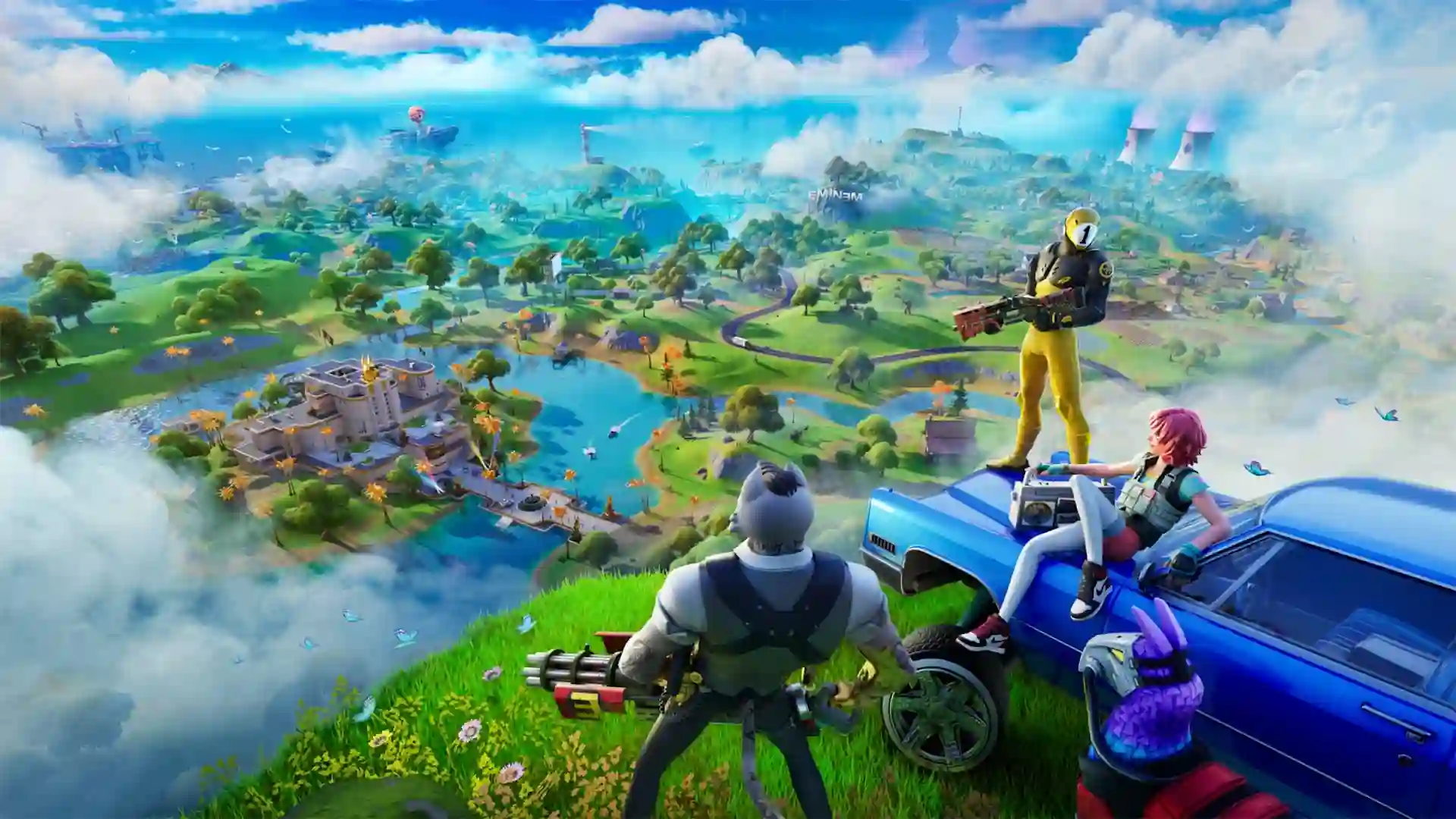 Renkli battle royale oyunundan bir sahnede, farklı kostümlere sahip karakterler yüksek bir tepeden geniş adaya bakıyor. Gökyüzünü çevreleyen bulutların arasında nehirler, yeşil tepeler, yapılar ve uzak bölgeler görünüyor.