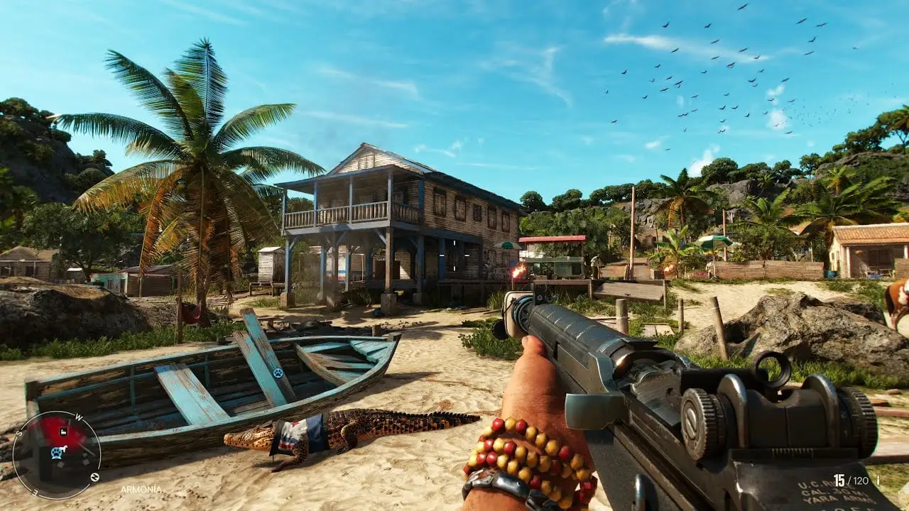 Far Cry oyunundan bir sahnede oyuncu, tropikal bir adada birinci şahıs bakış açısından elindeki tüfekle ilerliyor. Palmiye ağaçları, ahşap evler, kumlu yollar ve kıyıya çekilmiş teknelerin bulunduğu yerleşimde silahlı çatışma yaşanıyor.