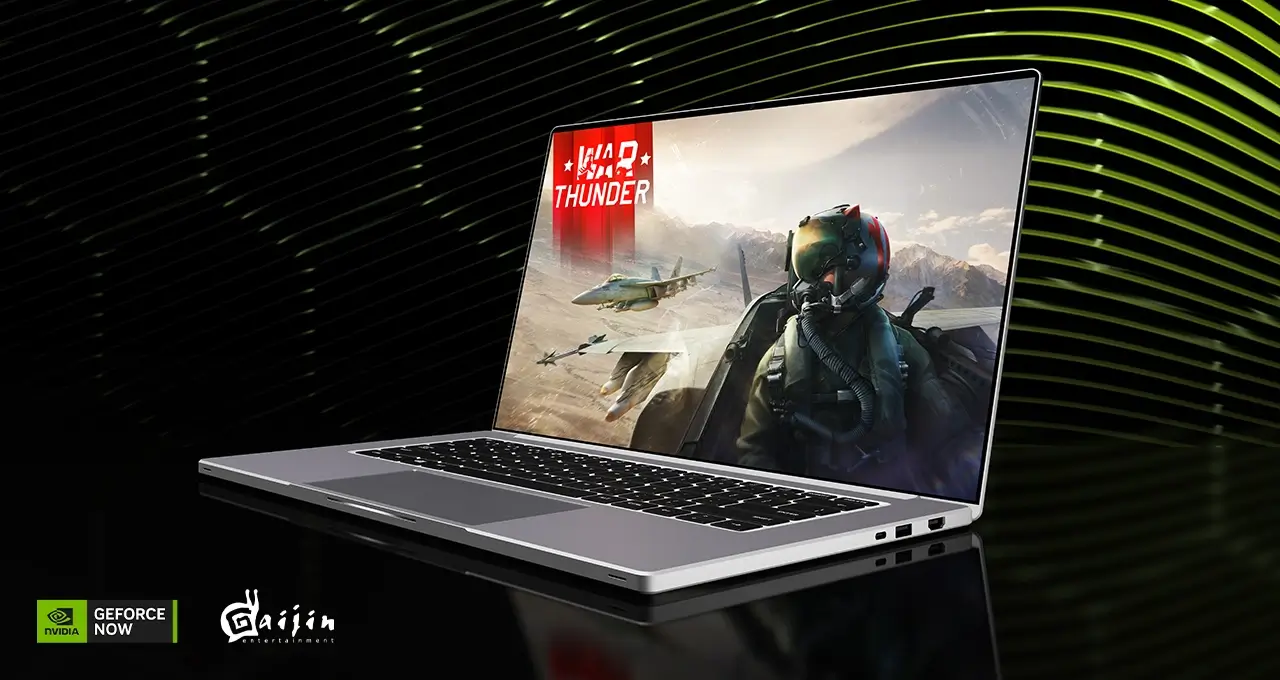Siyah ve yeşil GeForce NOW temalı arka plan üzerinde bilgisayar görülüyor. Bilgisayar ekranında War Thunder görseli, pilot karakter ve savaş uçakları öne çıkıyor. Görselin alt kısmında NVIDIA GeForce NOW ve Gaijin Entertainment logoları bulunuyor.