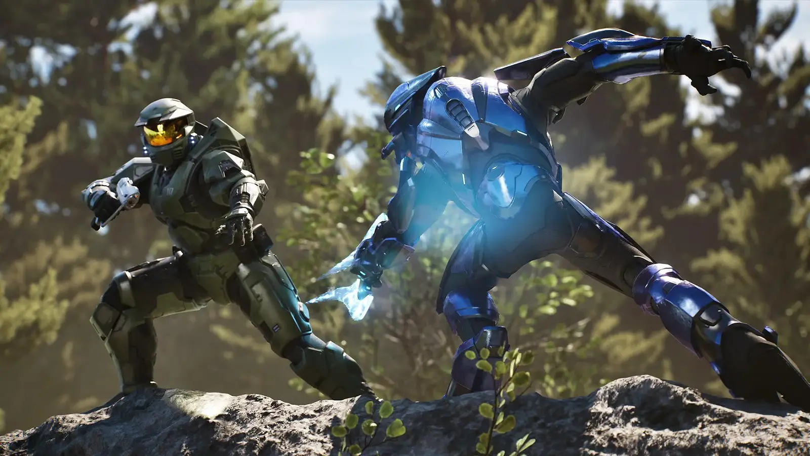Master Chief’in ormanlık bir alanda mavi zırhlı Covenant Elite düşmanıyla yakın dövüşe girdiği aksiyon sahnesi. Master Chief sol tarafta savunma pozisyonundayken, sağdaki Elite enerji kılıcıyla saldırıya hazırlanıyor.