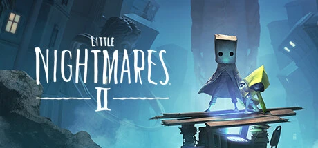 Little Nightmares II görselinde, karanlık ve sisli şehir atmosferinde tahta bir platform üzerinde duran kâğıt torba maskeli Mono ile sarı yağmurluklu Six ve sol tarafta oyunun logosu yer alıyor.