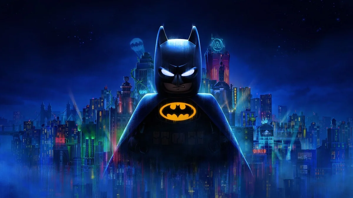 LEGO Batman: Legacy of the Dark Knight oyununa ait görselde, gece karanlığındaki Gotham City silüetinin önünde LEGO Batman karakteri yer alıyor. Mavi tonların hâkim olduğu atmosferde Batman’in beyaz parlayan gözleri ve sarı Batman logosu öne çıkıyor.