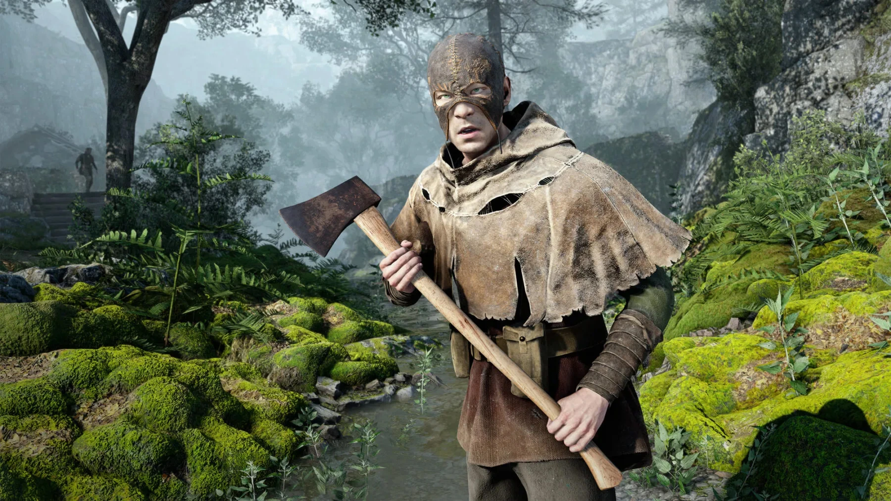 Ormanda yıpranmış ve parçalanmış pelerin giyen bir adam elinde baltayla dikkatlice etrafa bakıyor. Arka planda sisli, kayalık bir orman ve uzakta silüet halinde bir başka figür görülüyor.