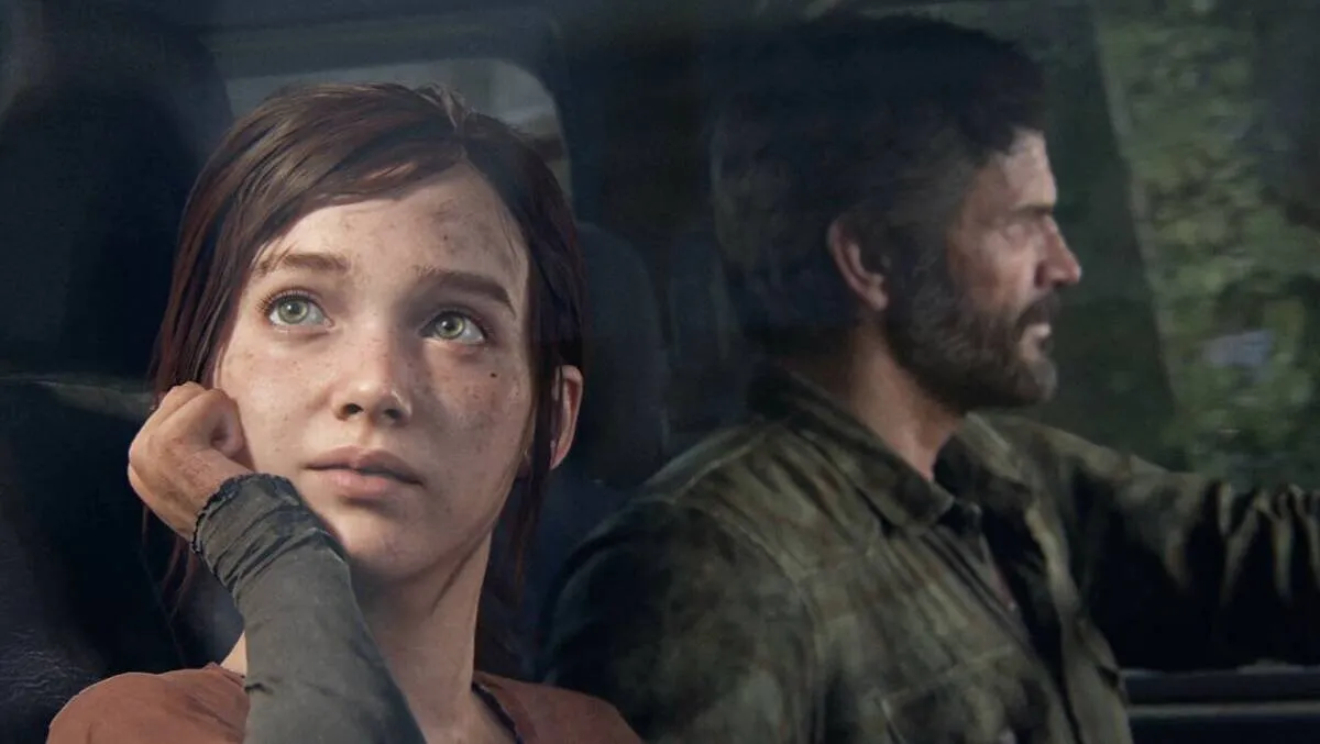 The Last of Us oyunundan bir sahne: Arabanın ön yolcu koltuğunda oturan genç bir kız (Ellie), başını eline yaslamış şekilde camdan dışarı bakıyor. Sahne, iki karakter arasındaki sessiz ama güçlü bağı ve hikâyenin duygusal tonunu yansıtıyor.