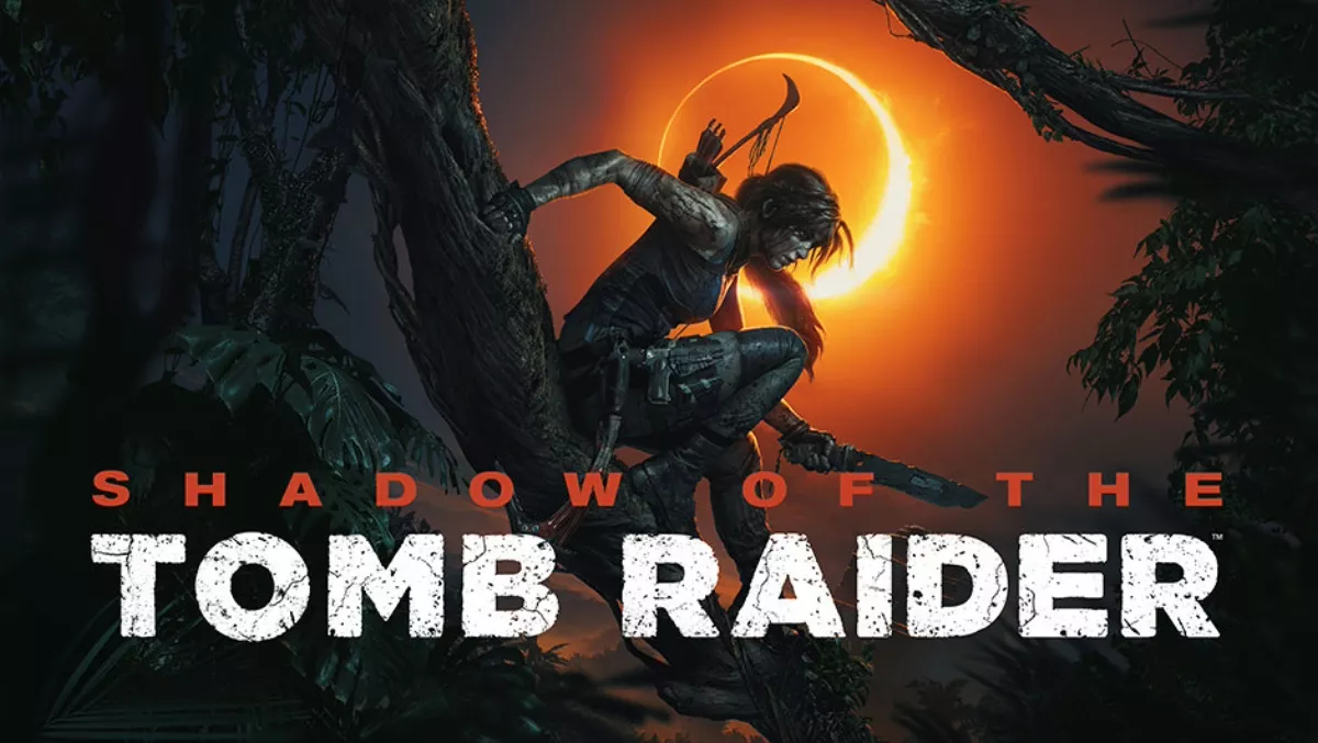 Lara Croft, karanlık ormanda bir ağacın dalına tünemiş halde bıçak tutuyor. Arka planda bir güneş tutulması parlıyor; Lara'nın sırtında ok ve yay bulunuyor. "Shadow of the Tomb Raider" logosu alt kısımda büyük puntolarla yer alıyor.